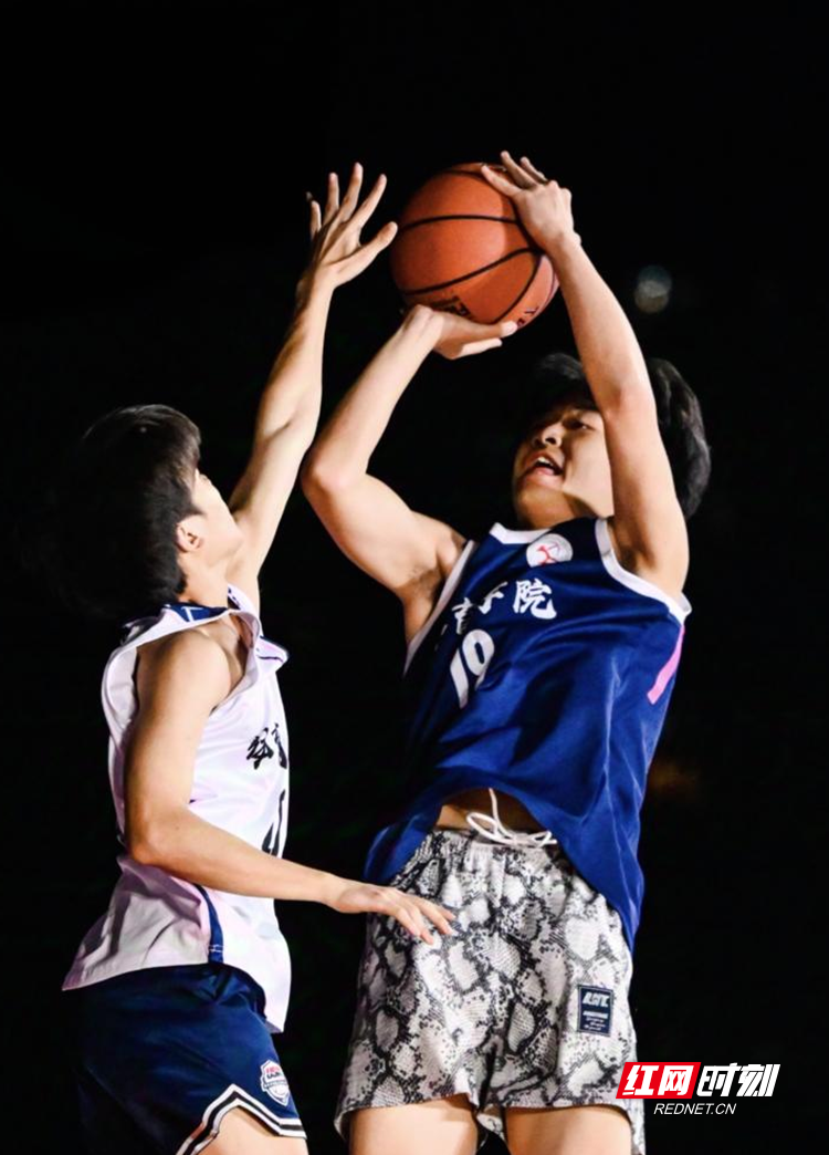 热血篮球场上白热化，顶尖球队拼搏奋斗争夺胜利的简单介绍