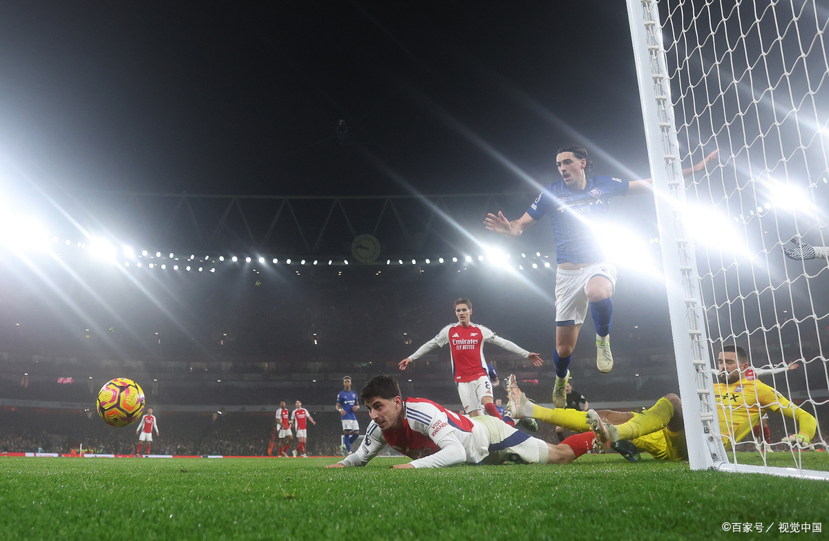 球队在比赛中运用角球战术取得进球